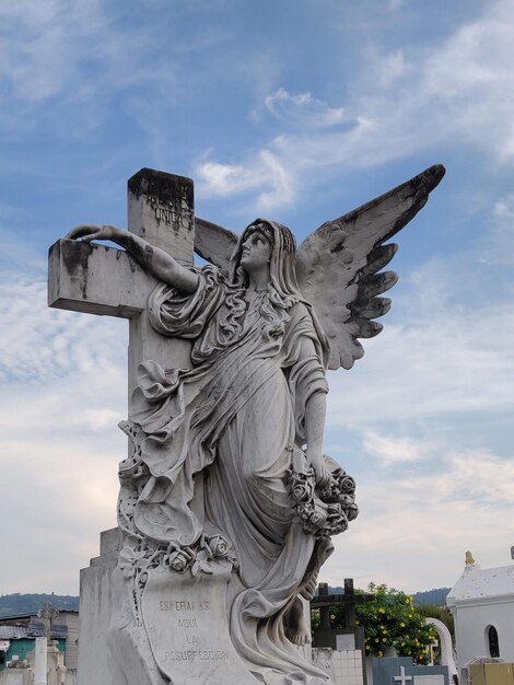 Vista a bassa angolazione della statua contro il cielo