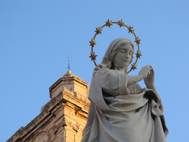 Vista a bassa angolazione della statua contro il cielo