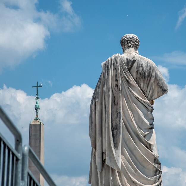 Vista a bassa angolazione della statua contro il cielo