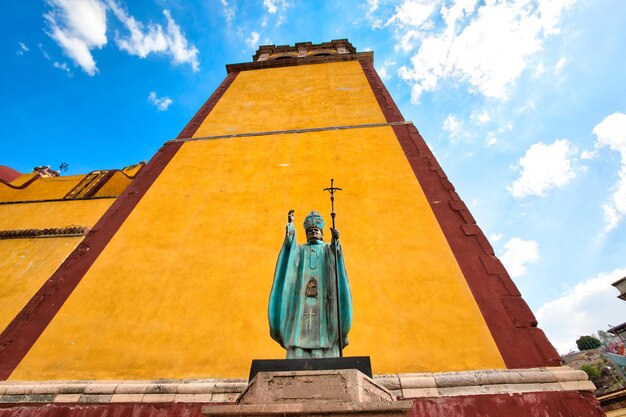 Vista a bassa angolazione della statua contro l'edificio del tempio contro il cielo