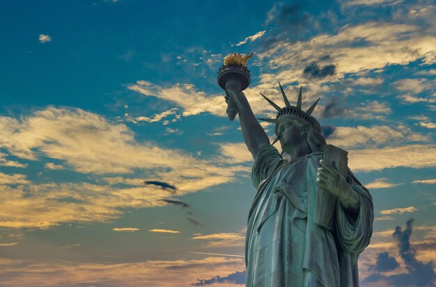 Vista a bassa angolazione della statua contro un cielo nuvoloso