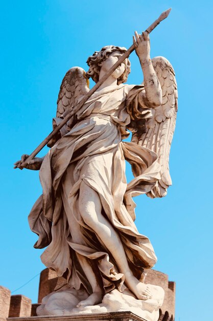 Vista a bassa angolazione della statua dell'angelo contro il cielo blu