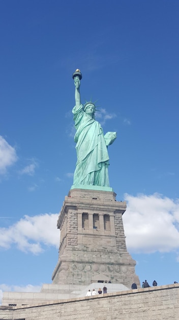 Vista a bassa angolazione della Statua della Libertà contro il cielo blu