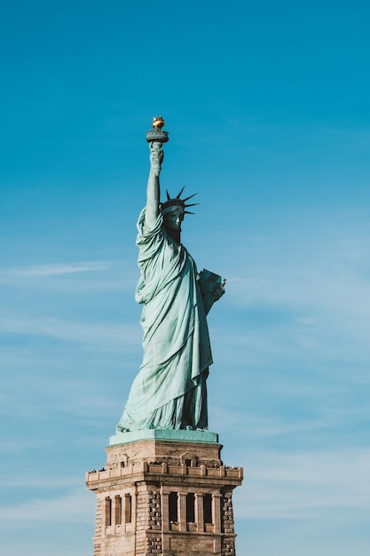 Vista a bassa angolazione della Statua della Libertà contro il cielo blu