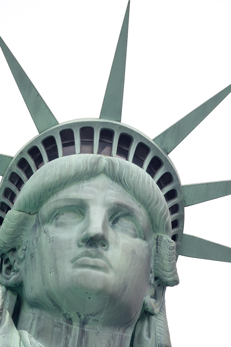 Foto vista a bassa angolazione della statua della libertà contro un cielo limpido