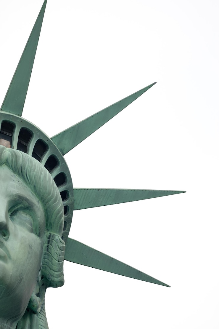 Foto vista a bassa angolazione della statua della libertà contro un cielo limpido