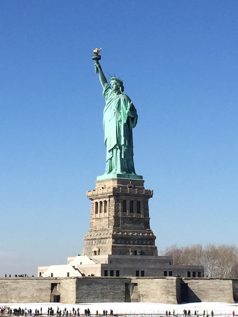 Vista a bassa angolazione della Statua della Libertà contro un cielo limpido