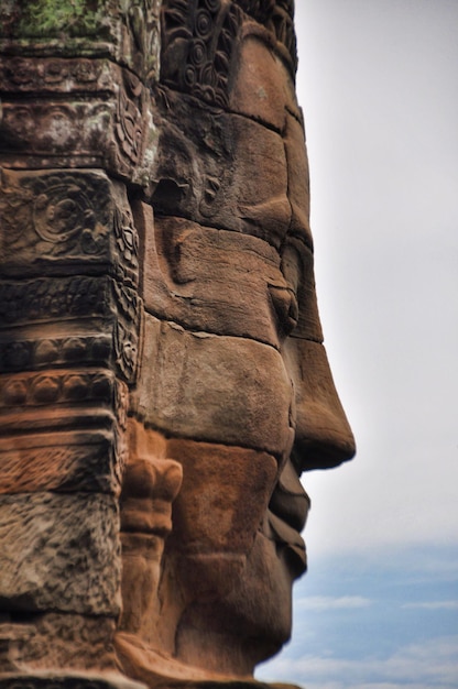 Vista a bassa angolazione della statua di Buddha