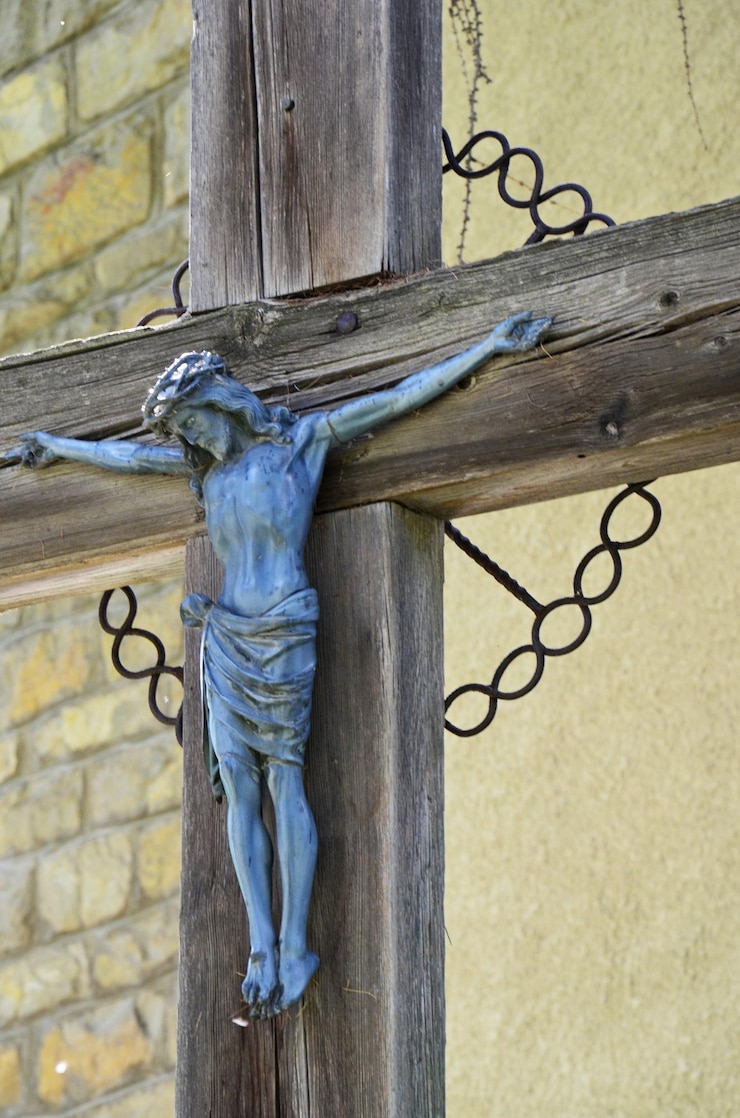 Foto vista a bassa angolazione della statua di gesù cristo sulla croce