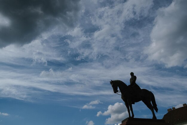 Vista a bassa angolazione della statua di silhouette contro il cielo