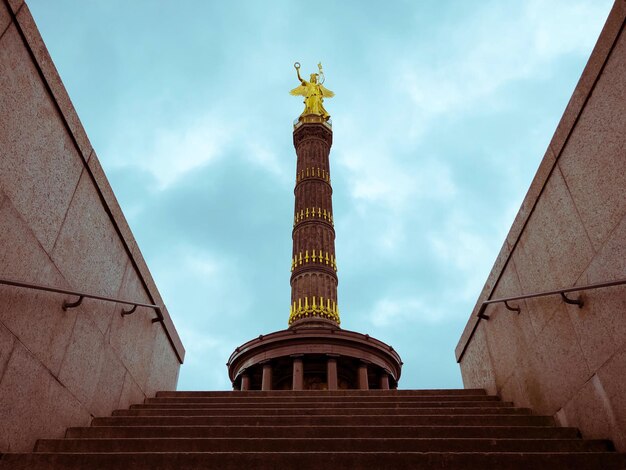 Vista a bassa angolazione della statua - siegessaule - contro il cielo