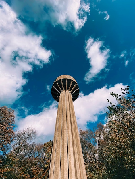 Vista a bassa angolazione della torre contro un cielo nuvoloso