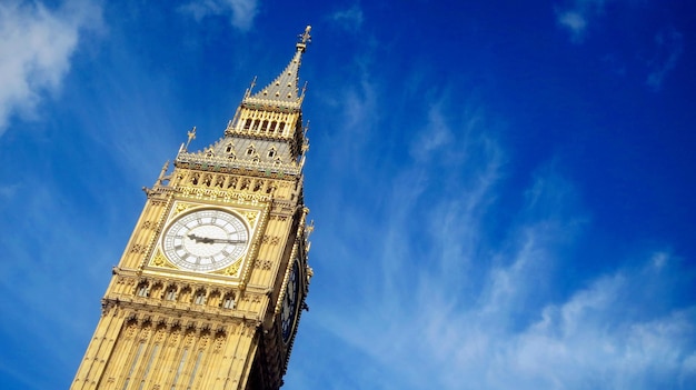 Vista a bassa angolazione della torre dell'orologio contro un cielo nuvoloso