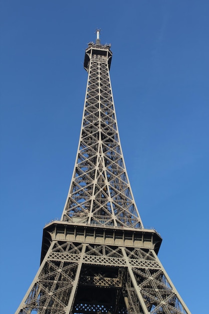 Vista a bassa angolazione della Torre Eiffel contro un cielo limpido