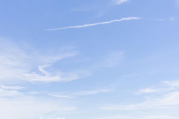 Vista a bassa angolazione della traccia di vapore nel cielo