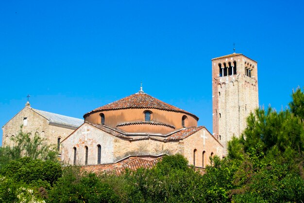 Vista a bassa angolazione della vecchia chiesa contro un cielo blu limpido