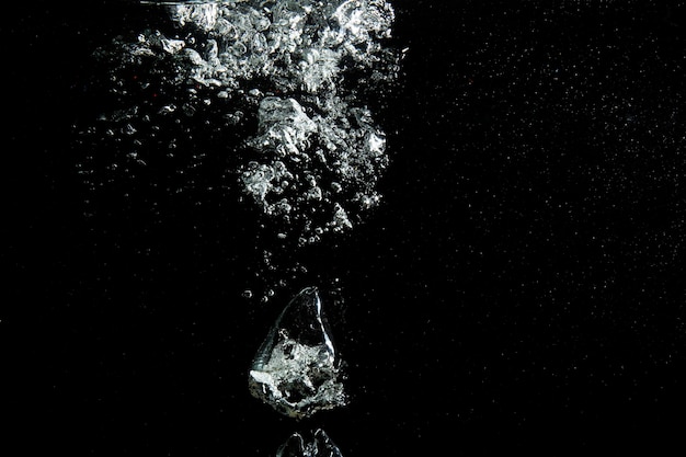 Vista a bassa angolazione delle bolle sul mare su sfondo nero