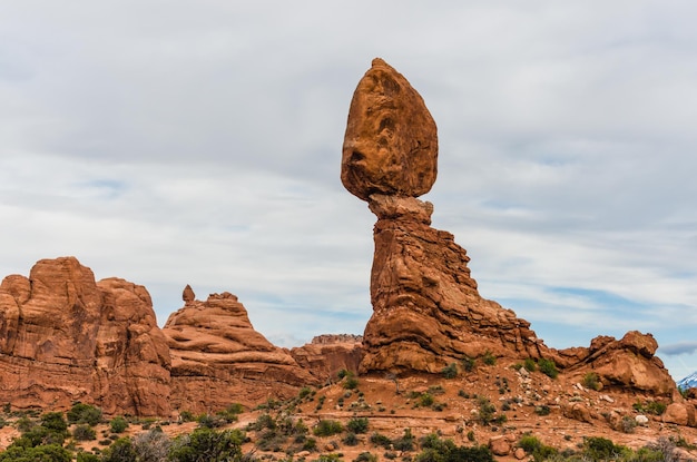 Vista a bassa angolazione delle formazioni rocciose contro un cielo nuvoloso