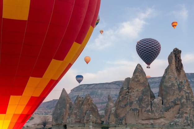 Vista a bassa angolazione delle mongolfiere contro il cielo
