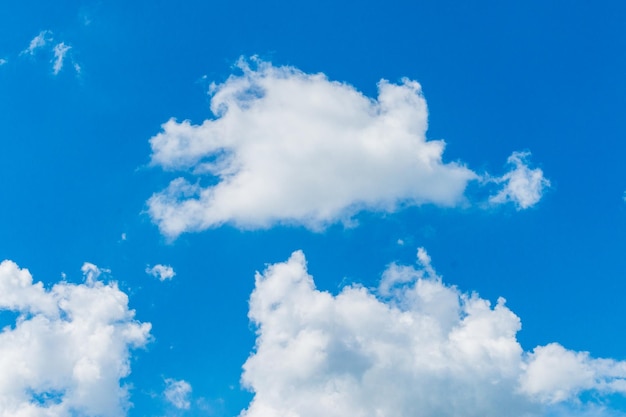 Vista a bassa angolazione delle nuvole nel cielo