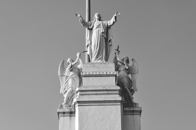 Vista a bassa angolazione delle statue contro il cielo
