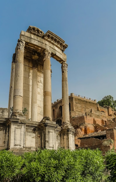 Vista a bassa angolazione delle vecchie rovine contro il cielo
