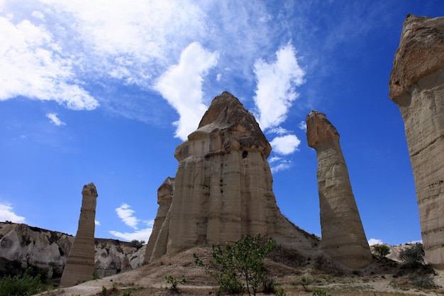 Vista a bassa angolazione delle vecchie rovine contro il cielo
