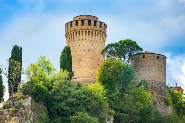 Vista a bassa angolazione delle vecchie rovine contro il cielo
