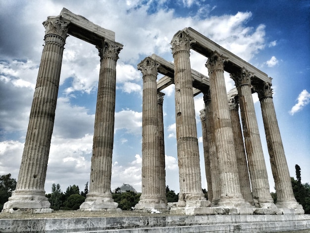 Vista a bassa angolazione delle vecchie rovine contro un cielo nuvoloso