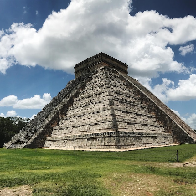 Vista a bassa angolazione di Chichen Itza contro il cielo