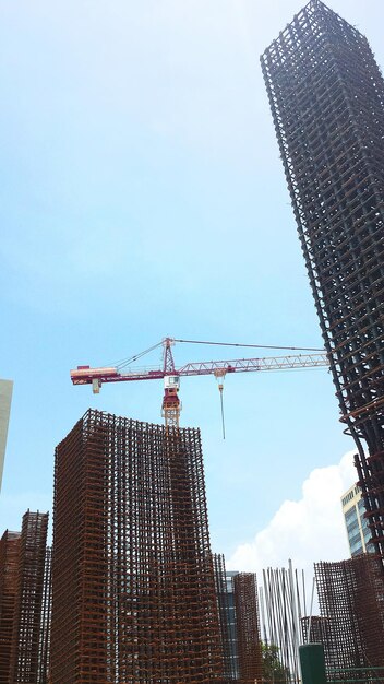 Vista a bassa angolazione di edifici alti contro il cielo