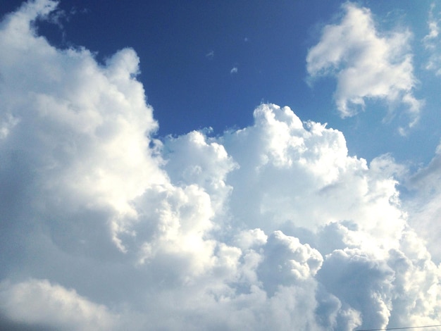 Vista a bassa angolazione di nuvole bianche nel cielo blu in una giornata di sole