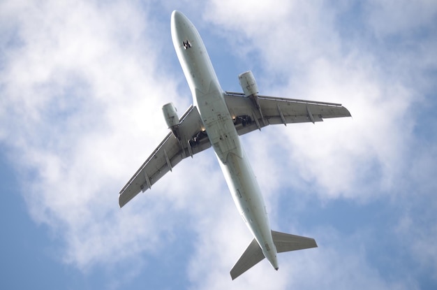 Vista a bassa angolazione di un aereo che vola contro il cielo