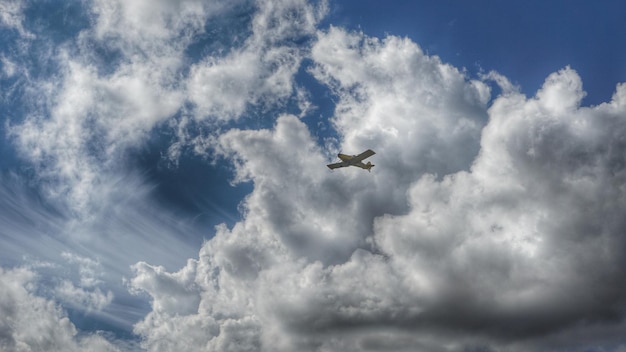 Vista a bassa angolazione di un aereo che vola contro un cielo nuvoloso