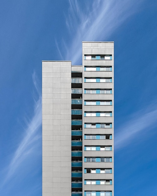 Vista a bassa angolazione di un edificio moderno contro il cielo blu