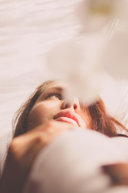 Vista a bassa angolazione di una giovane donna che guarda altrove