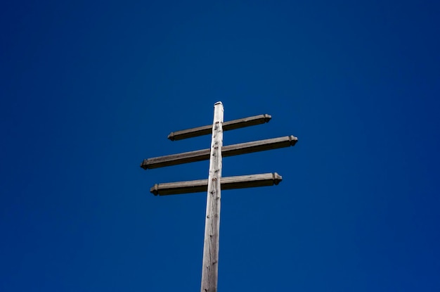 Vista a bassa angolazione di una struttura in legno contro un cielo blu chiaro
