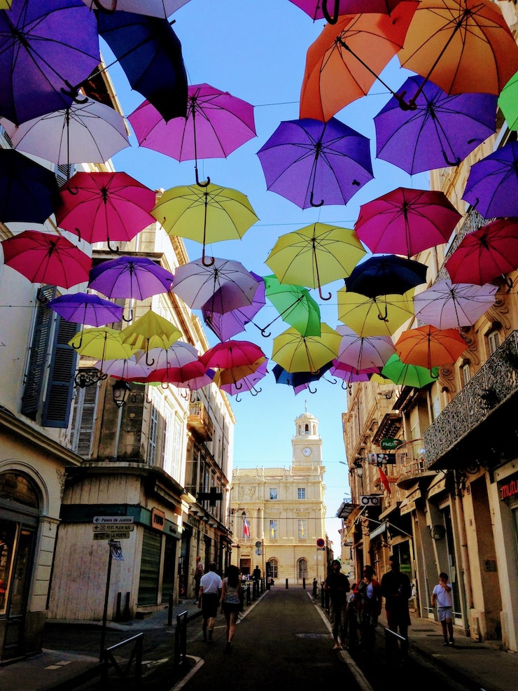 Foto vista a basso angolo degli edifici contro il cielo in città