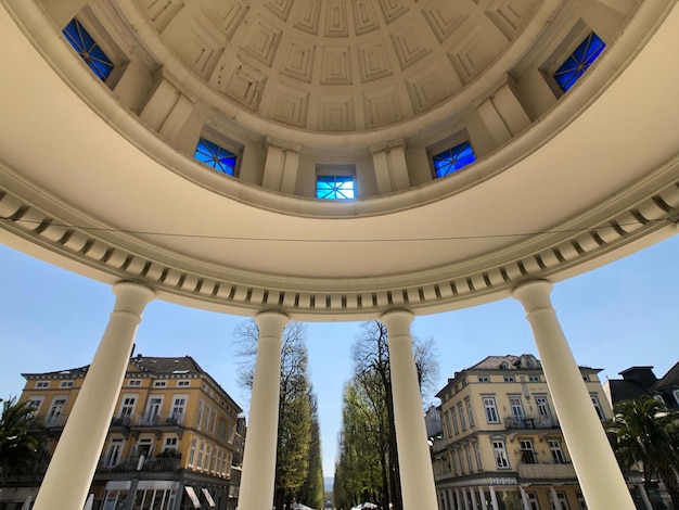 Vista a basso angolo degli edifici contro il cielo