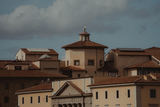 Vista a basso angolo degli edifici contro il cielo