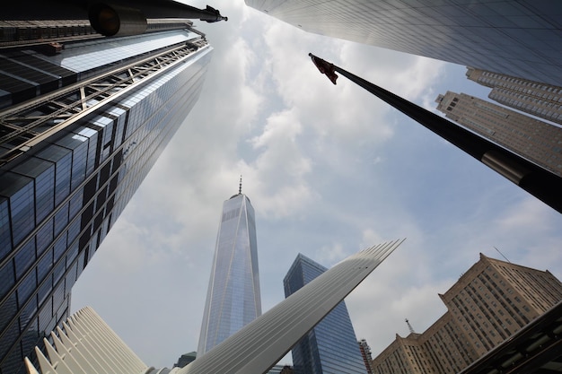 Vista a basso angolo degli edifici contro il cielo.