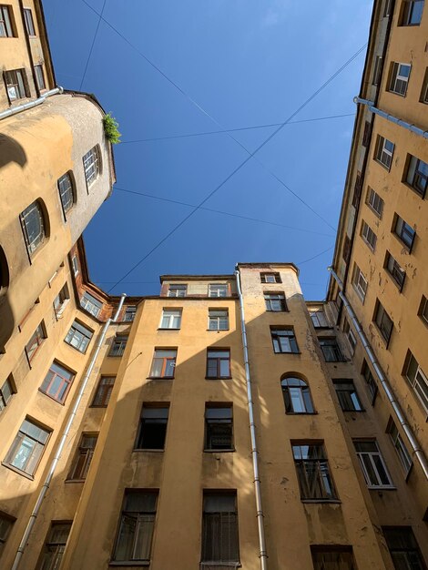 Vista a basso angolo degli edifici contro un cielo limpido