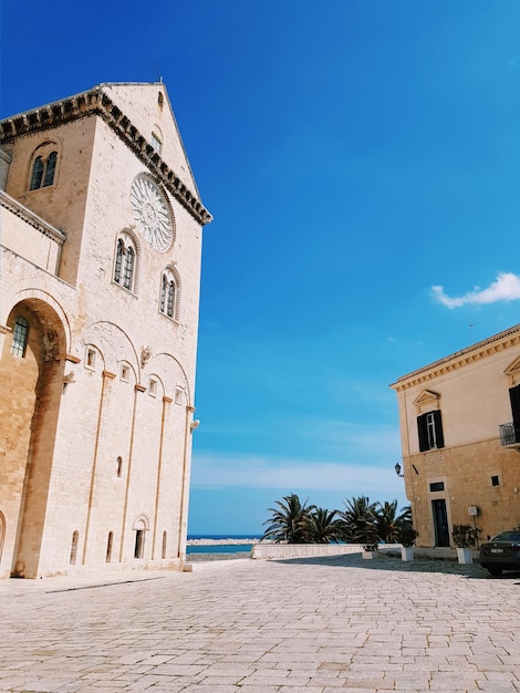 Vista a basso angolo degli edifici della città contro il cielo blu