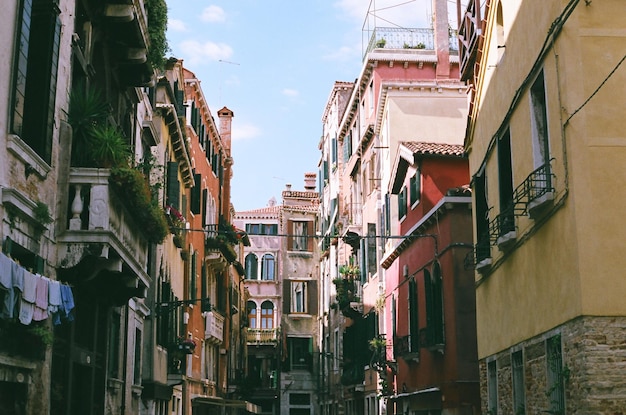 Vista a basso angolo degli edifici residenziali contro il cielo.