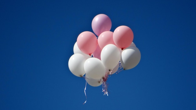 Vista a basso angolo dei palloncini contro il cielo blu