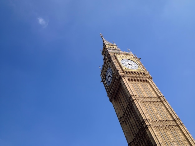 Vista a basso angolo del Big Ben contro il cielo blu in una giornata di sole in città