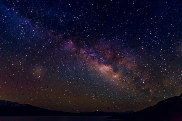 Vista a basso angolo del campo stellare contro il cielo notturno