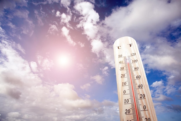 Vista a basso angolo del cartello informativo contro il cielo in una giornata di sole