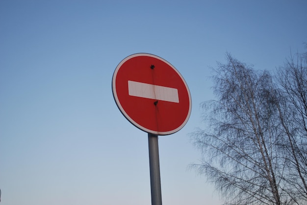 Vista a basso angolo del cartello "Non entrare" contro un cielo limpido