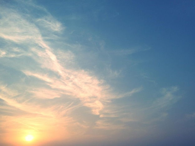 Vista a basso angolo del cielo al tramonto
